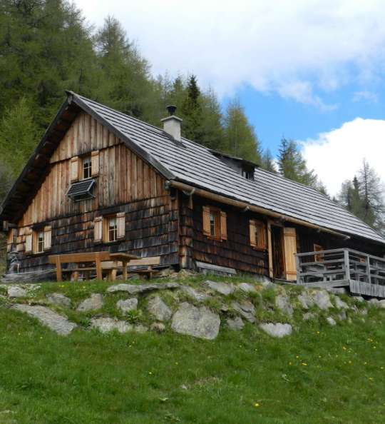 Berghütte im Sommer im Wald